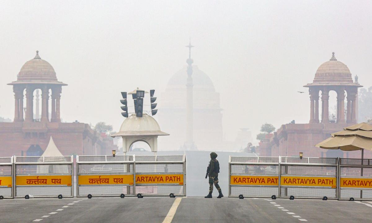 Delhi records 'very poor' air quality, AQI at 355
