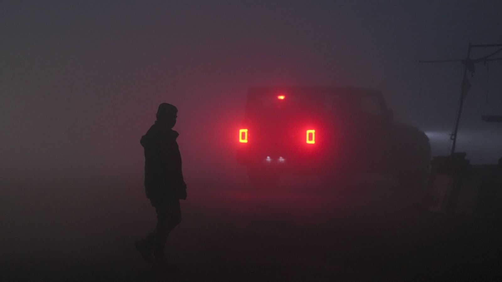Dense fog hits Delhi airport; 128 flights cancelled, 200 delayed