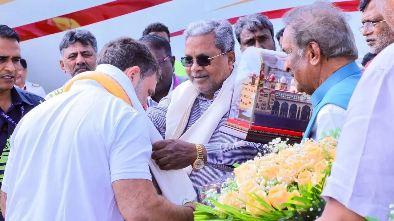 Siddaramaiah welcoming Rahul Gandhi