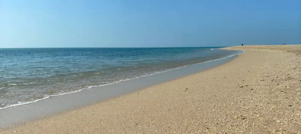 The beaches were spotless, but the parking lots told another story: plastic bottles, food wrappers, disposable cups scattered around blue and green dustbins that remained conspicuously empty. Water sports thrived offshore. Photo: Namrata Yadav