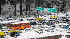 Snowfall halts traffic in Manali