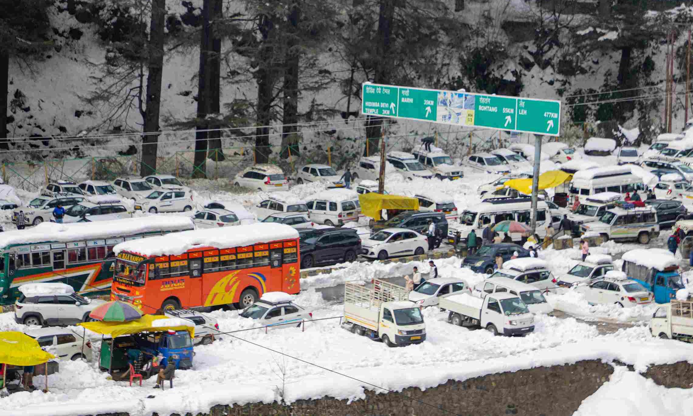 Manali gridlock: Blocked highways, fully booked hotels turn vacation into a nightmare