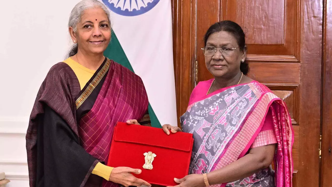 Nirmala sitharaman with President Droupadi Murmu