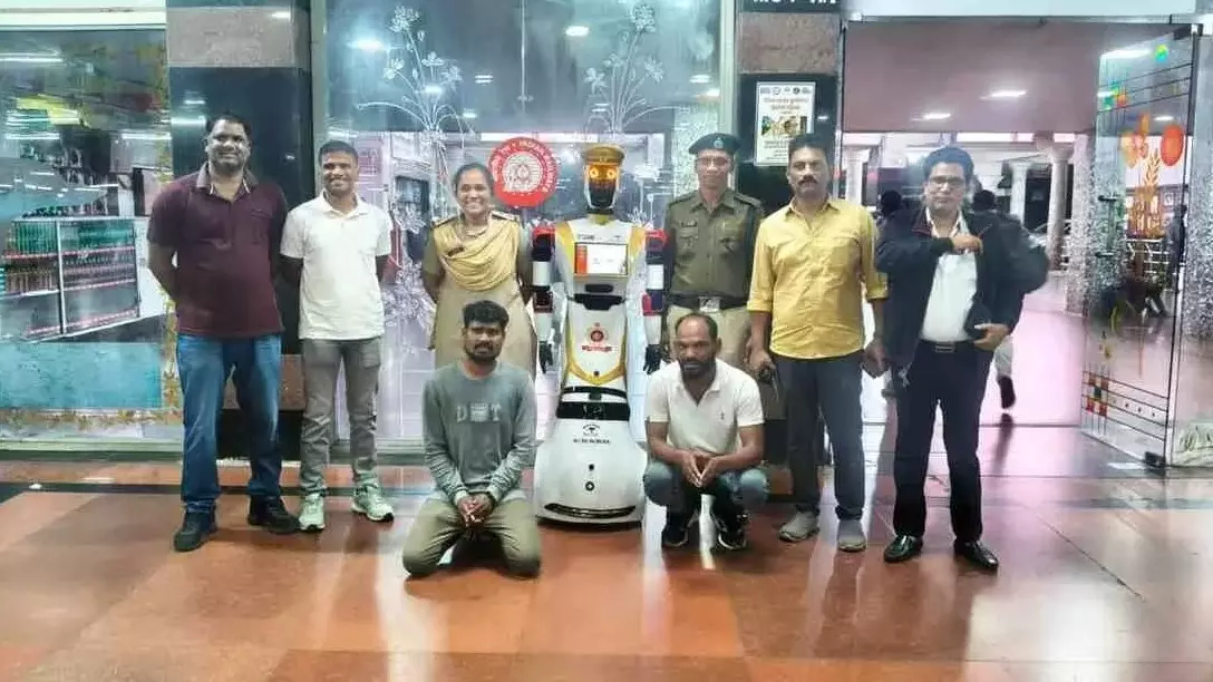 RPF personnel with accused arrested by Robot Arjun