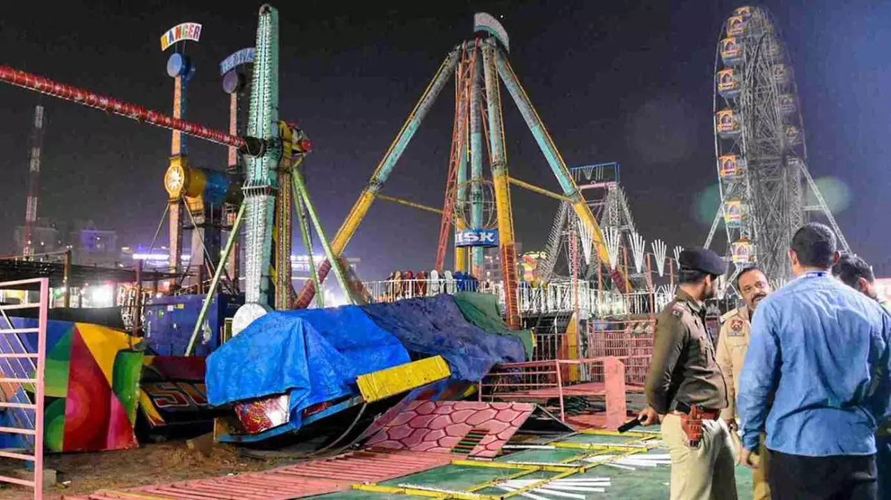 Surajkund fair swing collapse