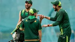 Pakistans head coach Mike Hesson with Usman Tariq, right, and Shaheen Afridi