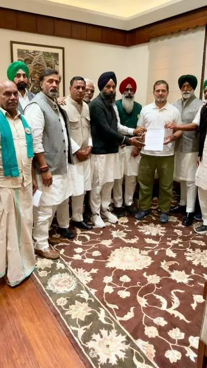 Rahul Gandhi with farmer union leaders