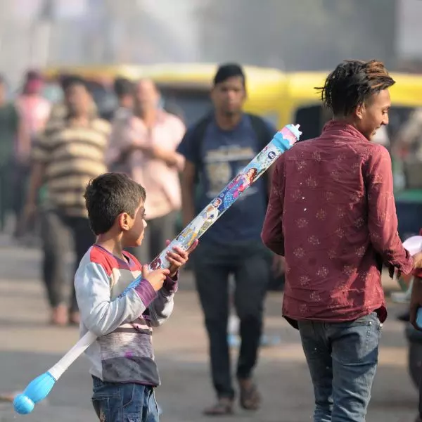 Old Delhi residents talk of children throwing colours and water from their chajjas [balconies], shouting “bura na mano Holi hai” [Don’t mind, it’s Holi]. Photo: Prerna Jain