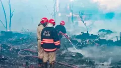 Teens charred body found as fire razes 100 shanties in Delhi