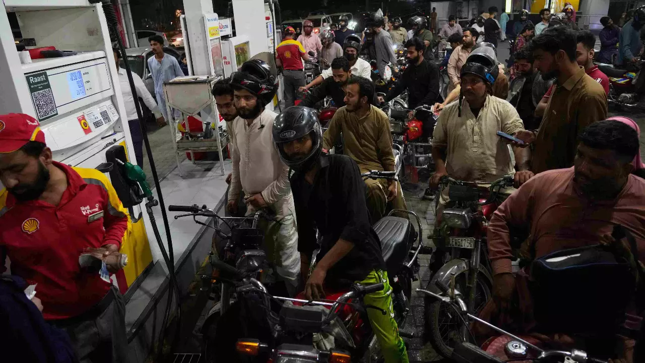Iran war: Amid panic buying, fuel-queue dispute leaves one dead in Pak