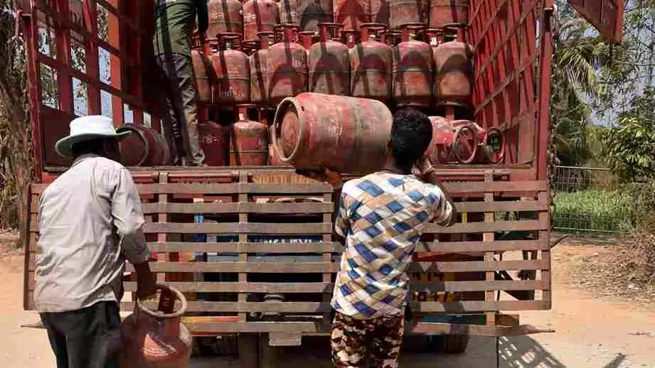 Commercial LPG shortage hits restaurants across India; menus cut, shutdown fears rise