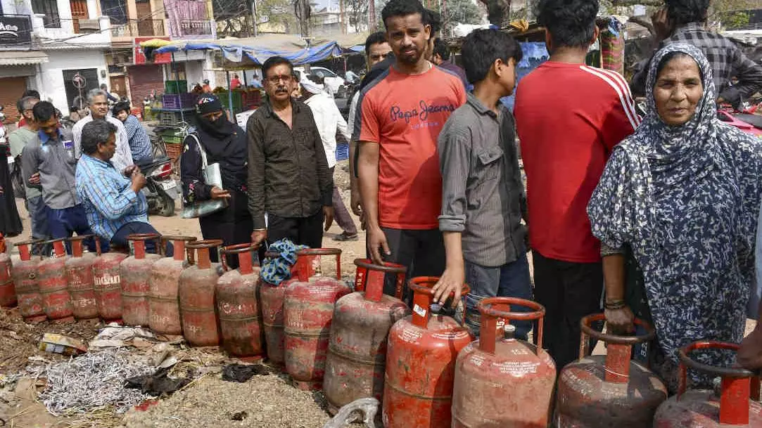 Queue for LPG cylinders in Prayagraj