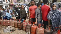 Queue for LPG cylinders in Prayagraj