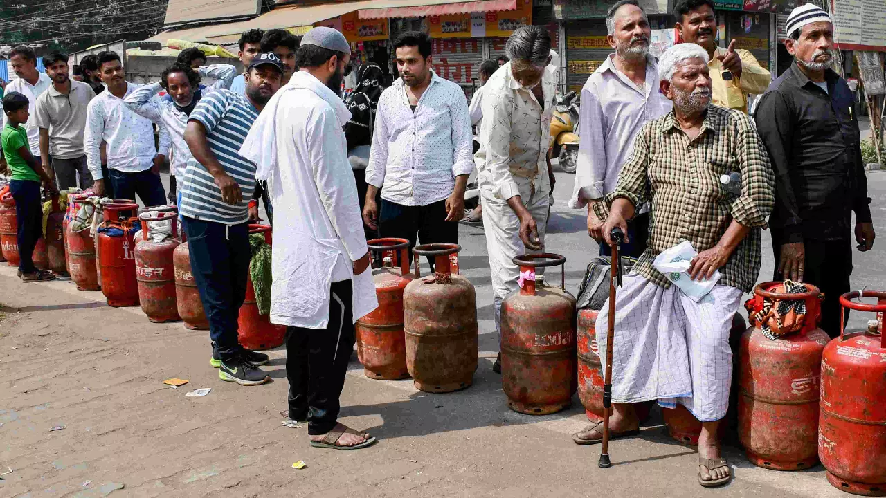 14 detained after LPG agency staff beat up customer in UP