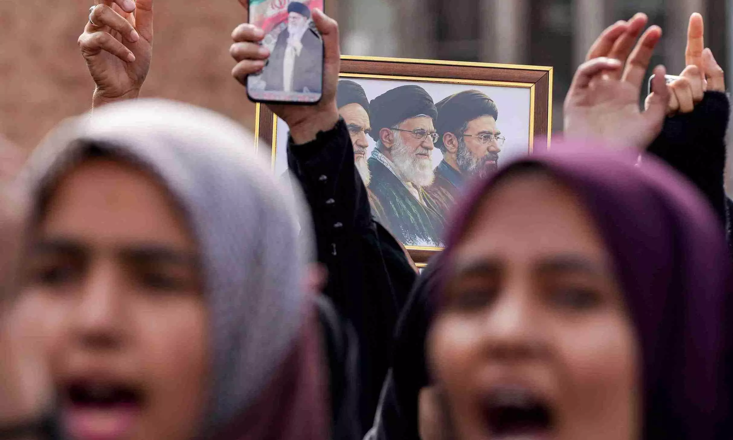 Iran Strikes Dimona, 47 Hurt; Trump Eyes Power Plants