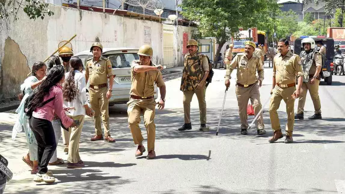 lathi charge in Noida