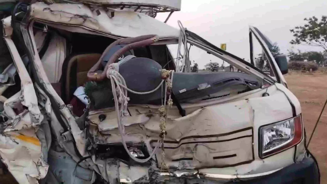 Eight devotees killed in road accident near Mantralayam in Andhra, several injured