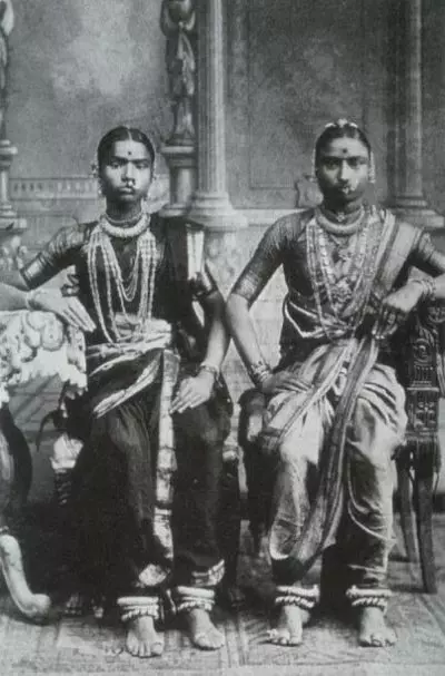 Two Devadasis of the past. Photo: Wikimedia Commons