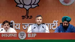 Delhi Public Works Department Minister Parvesh Sahib Singh Verma (Centre)