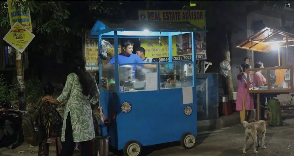 A street-side stall selling momos in Kolkata. Photo: Abhishek Sharma