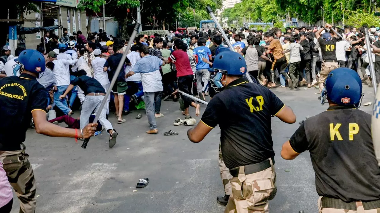 Police-protesters clash in Kolkata