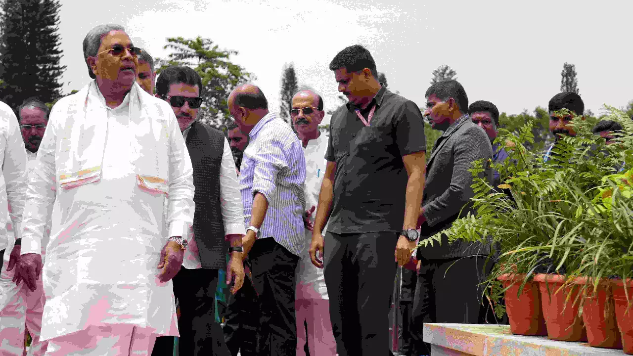 Karnataka Chief Minister Siddaramaiah during the tribute paying to the statue of first Prime Minister Pandit Jawaharlal Nehru