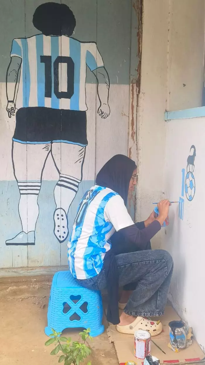 Khadeeja Safa, an Argentina supporter, paints the walls of her Wayanad house as a tribute to her team. Photo: Surjith A Khadeeja Safa, an Argentina supporter, paints the walls of her Wayanad house as a tribute to her team. Photo: Surjith A