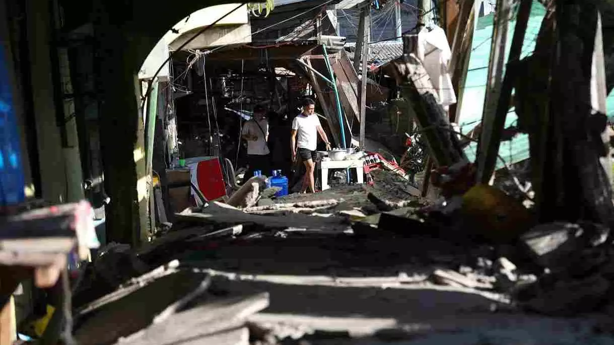 Philippine town seeks immediate airlift of food to ease hunger in quake-hit villages