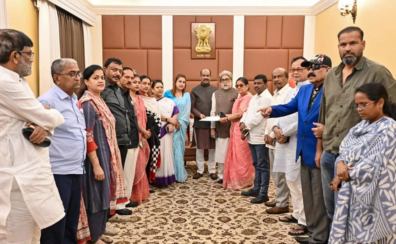 Rebel MPs meet Lok Sabha Speaker Om Birla Rebel MPs meet Lok Sabha Speaker Om Birla