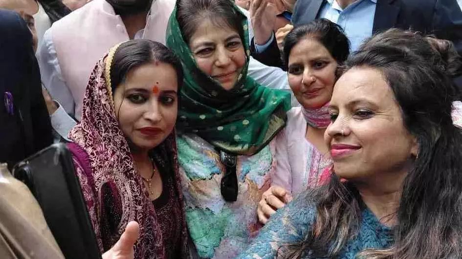 Mehbooba Mufti (centre)