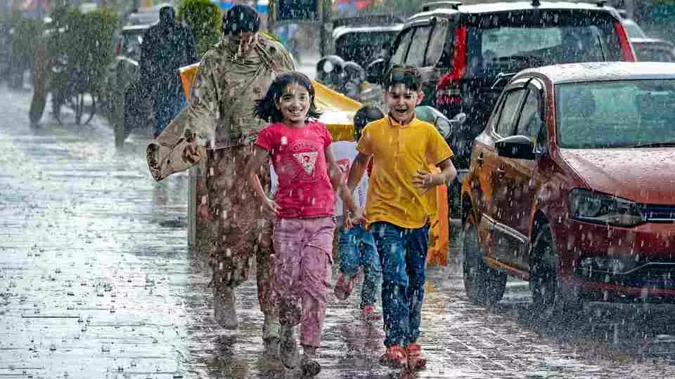 Heavy rain, hailstorm lash Kashmir; waterlogging reported in Srinagar