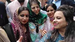 Mehbooba Mufti (centre)