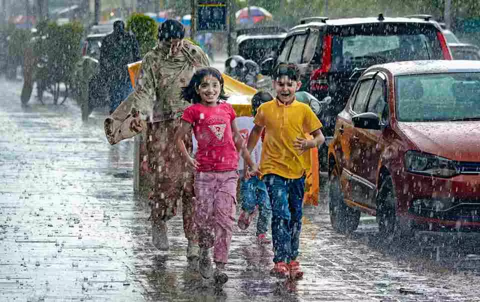 Heavy rain, hailstorm lash Kashmir; waterlogging reported in Srinagar Heavy rain, hailstorm lash Kashmir; waterlogging reported in Srinagar
