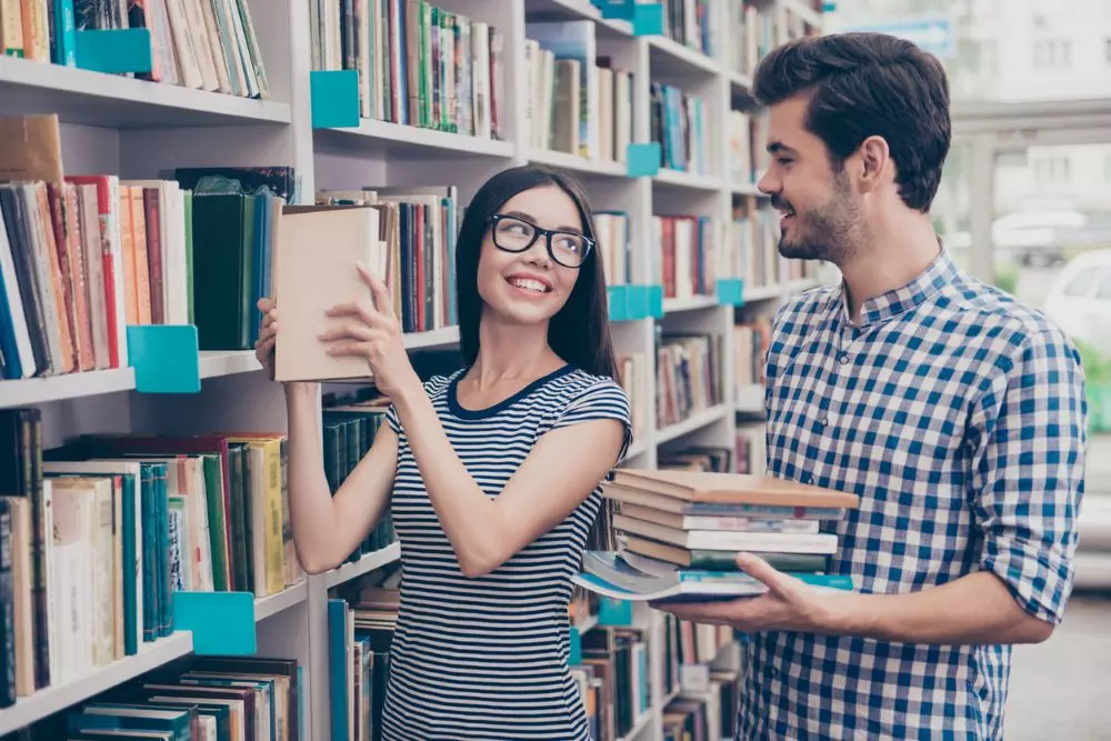 Long before dating apps became a part of life, in the ‘70s, ‘80s and ‘90s, bookstores, libraries and book clubs had already served as quiet settings for many real-life meet-cute moments. Photo: iStock Long before dating apps became a part of life, in the ‘70s, ‘80s and ‘90s, bookstores, libraries and book clubs had already served as quiet settings for many real-life meet-cute moments. Photo: iStock