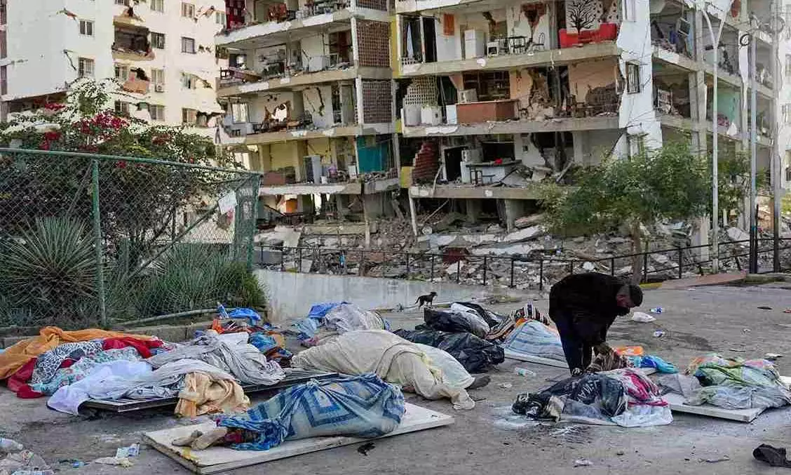 Venezuela quake toll 1,430; 69,000 missing as families claw through La Guaira ruins Venezuela quake toll 1,430; 69,000 missing as families claw through La Guaira ruins