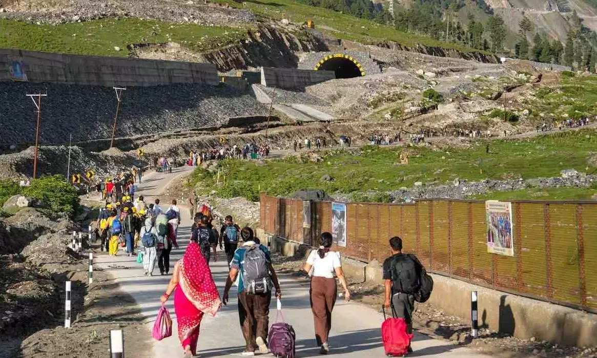 Amarnath Yatra begins as first batches of pilgrims leave base camps Amarnath Yatra begins as first batches of pilgrims leave base camps