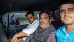 Tahir Hussain (centre)