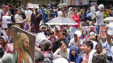 LIVE: Fresh police crackdown on Jantar Mantar protesters; tear gas fired, internet cut off