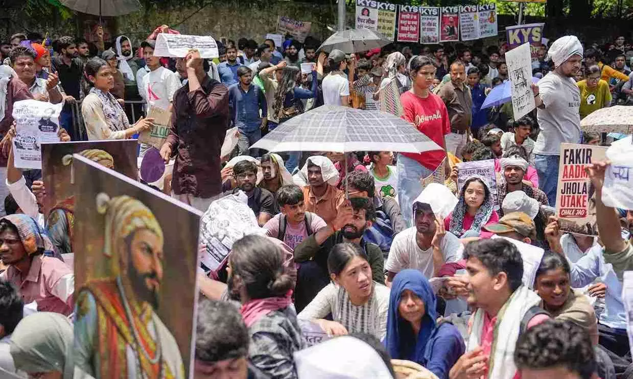 LIVE: Fresh police crackdown on Jantar Mantar protesters; tear gas fired, internet cut off LIVE: Fresh police crackdown on Jantar Mantar protesters; tear gas fired, internet cut off
