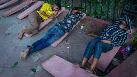 CJP supporters sleeping on pavement in Delhi CJP supporters sleeping on pavement in Delhi