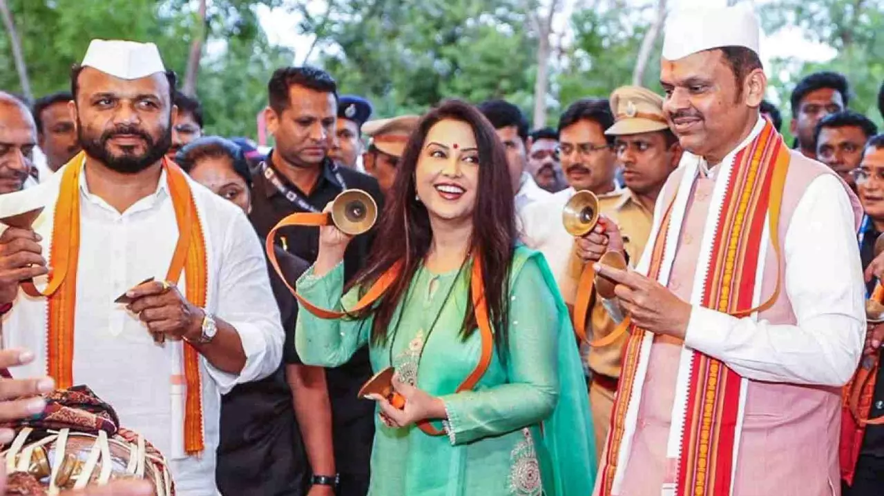 Amruta Fadnavis (centre), Devendra Fadnavis (right)