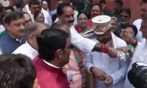 BJP turns Pradhan into a hero, welcomes him with cap and shawl in Parliament BJP turns Pradhan into a hero, welcomes him with cap and shawl in Parliament