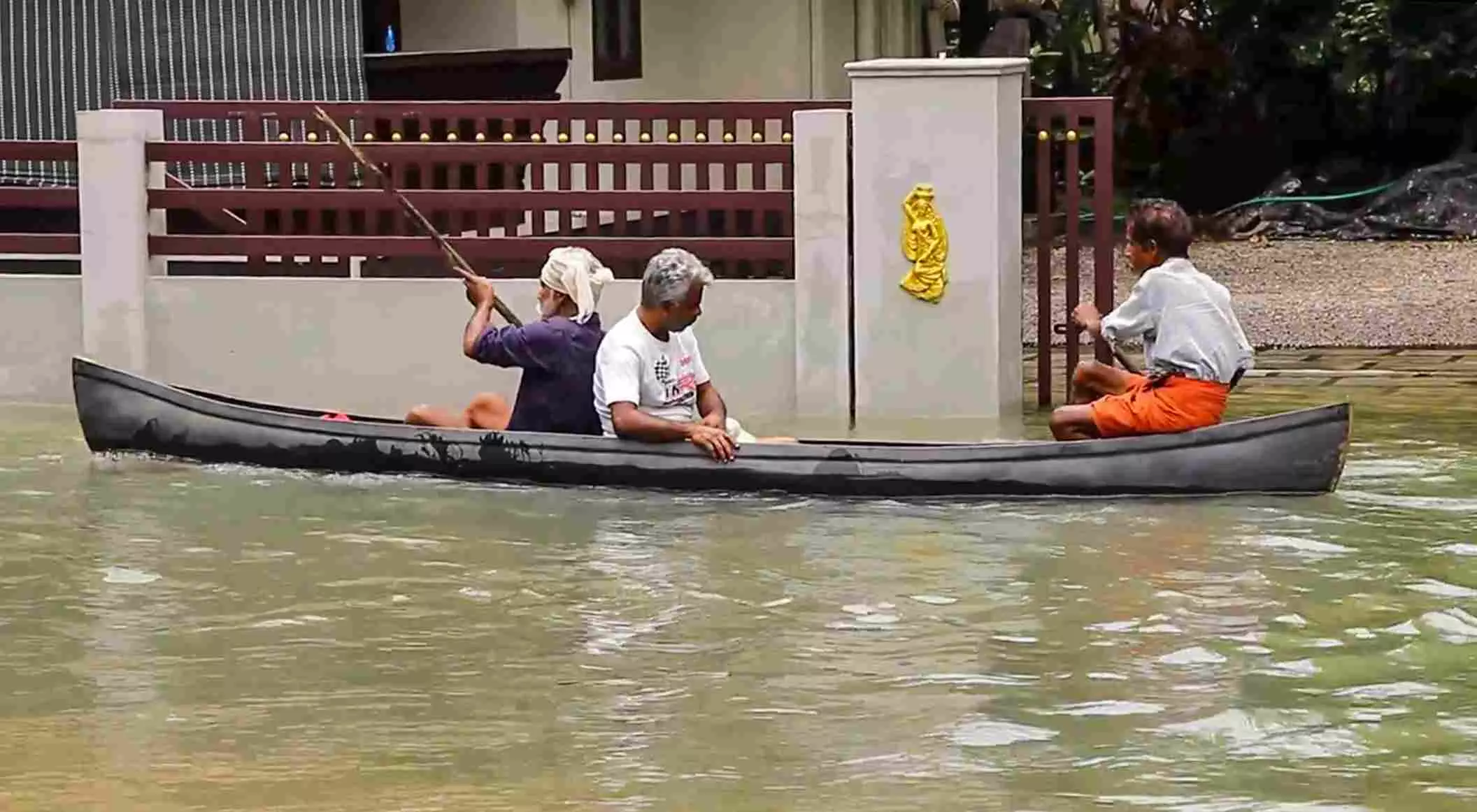 Heavy rain batters Kerala; IMD issues red alert for seven districts Heavy rain batters Kerala; IMD issues red alert for seven districts