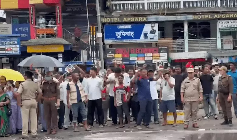 Fresh clash erupts between Assam, Arunachal protesters; Himanta appeals for peace Fresh clash erupts between Assam, Arunachal protesters; Himanta appeals for peace