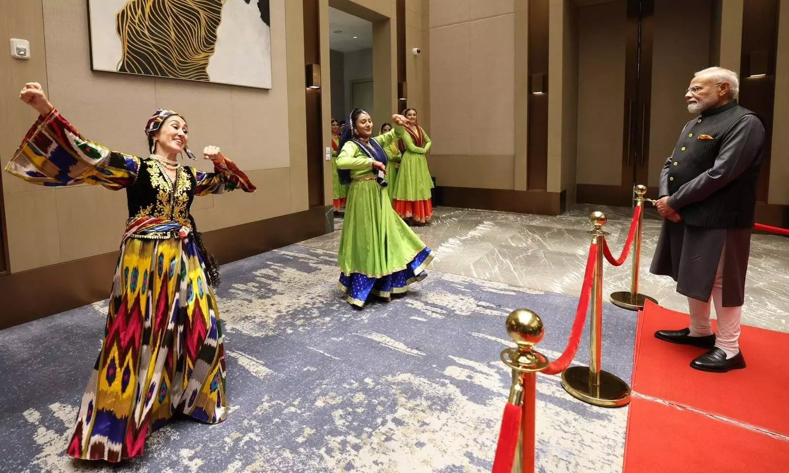 PM Modi receives warm reception from Indian diaspora in Uzbekistan PM Modi receives warm reception from Indian diaspora in Uzbekistan