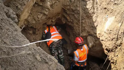 Nepal floods: 163 Indians evacuated, tunnel rescue team soldiers on despite challenges Nepal floods: 163 Indians evacuated, tunnel rescue team soldiers on despite challenges