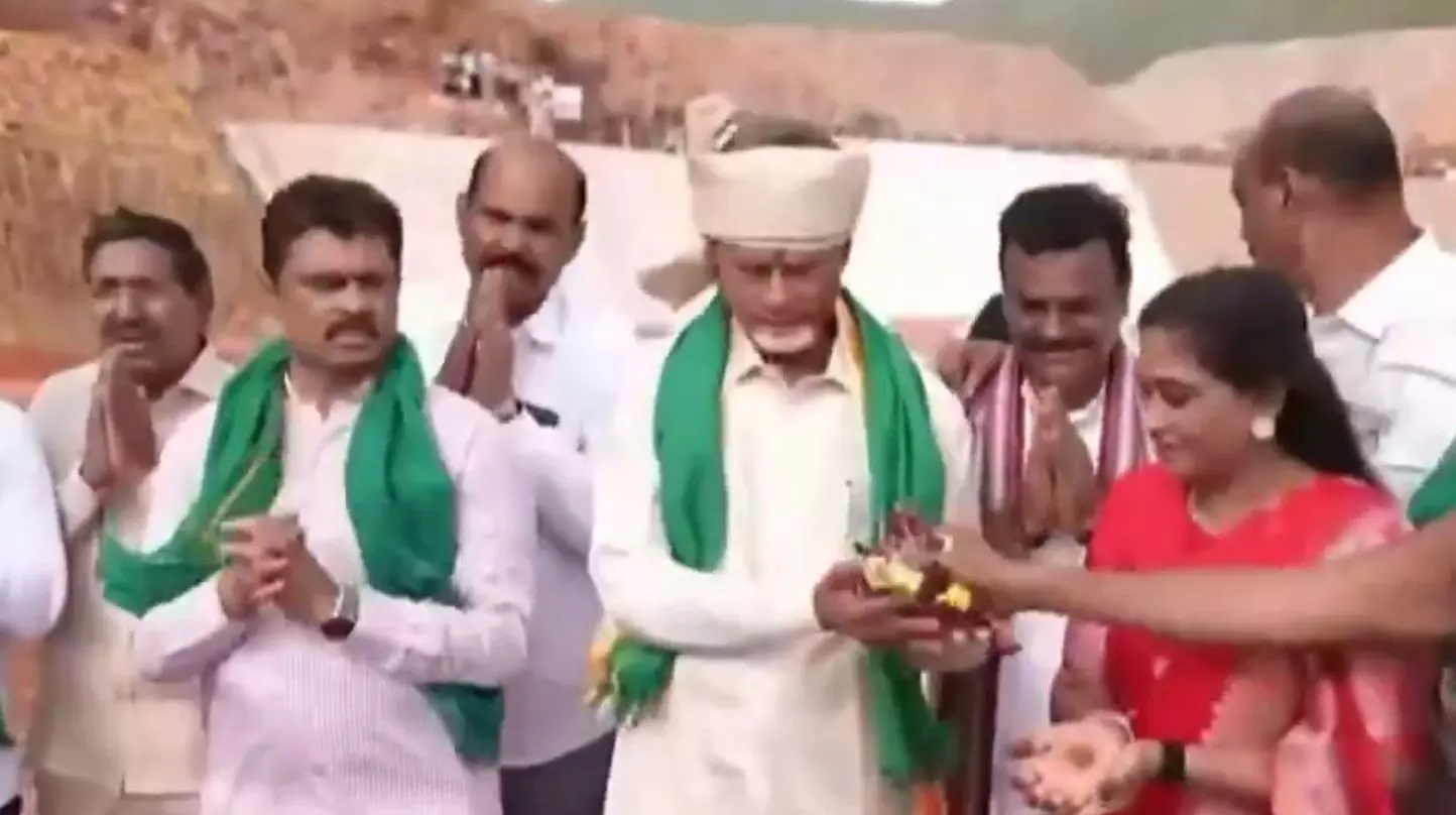 Chandrababu Naidu (centre) Chandrababu Naidu (centre)