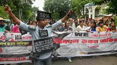 teachers and non-teaching staff who lost their jobs protesting in Kolkata