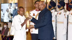 Harekala Hajabba (Left) receiving the Padma Shree award from the then President Ram Nath Kovind