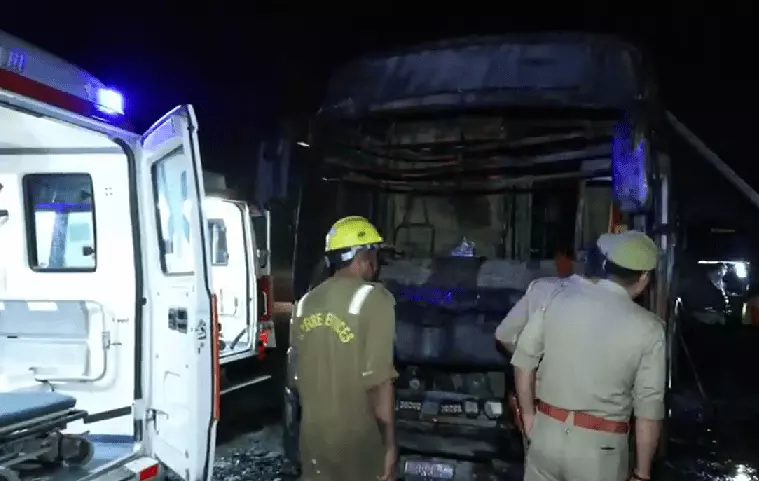 9 killed as bus catches fire on Yamuna Expressway in Greater Noida 9 killed as bus catches fire on Yamuna Expressway in Greater Noida